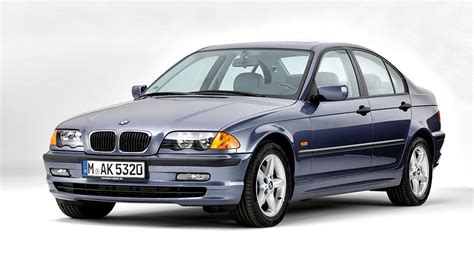 Vista frontale di una BMW Serie 3 E46 berlina