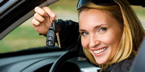 Professionista che programma una chiave auto