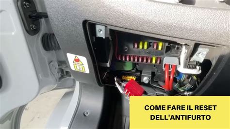 Connettore elettrico di una centralina Toyota Yaris con pinatura visibile