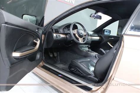 Interno di una BMW E46 con un sistema audio aggiornato