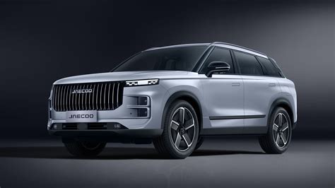 Veduta frontale dinamica del nuovo SUV Jaecoo 7 in un contesto urbano moderno