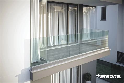 Particolare del balcone di una stanza di Al Vicolo dei Pescatori con vista sul lago