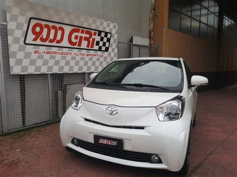 Confronto visivo tra la sagoma compatta della Toyota iQ originale e il concetto di citycar elettrica moderna