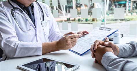 Medico che guarda un foglio di convenzioni