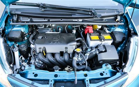 Toyota Yaris con cofano aperto