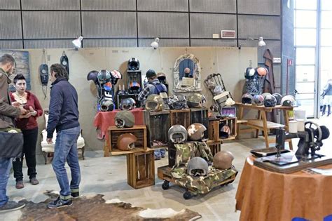 Illustrazione di persone che curiosano tra gli stand di un mercatino dell'usato
