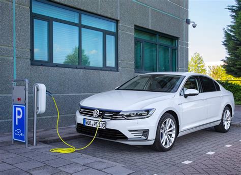 Volkswagen Passat GTE in carica con wallbox