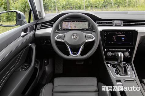 Interni Volkswagen Passat GTE con illuminazione blu