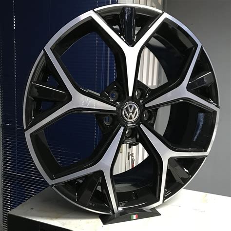 Cerchi in lega neri diamantati su Volkswagen Golf