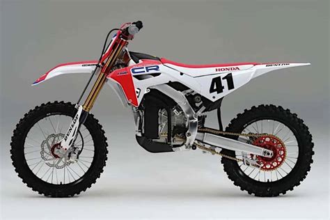 Honda CR in azione su un circuito di motocross