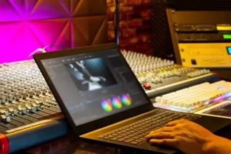 Sound designer al lavoro in uno studio