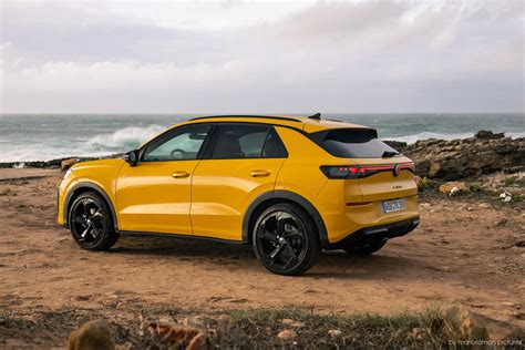 Nuova Volkswagen T-Roc R-Line in Canary Yellow