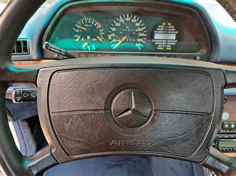 Interni di una Mercedes-Benz W126 con attenzione al cruscotto