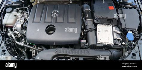 Vano motore di una Mercedes-Benz W126, evidenziando il motore V8
