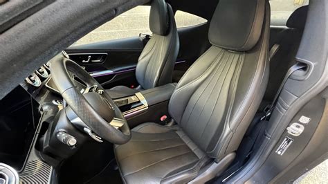Interni di una Mercedes-Benz W126 con sedili in pelle e finiture in legno