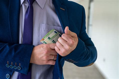 Schema che illustra i casi in cui si configura l'appropriazione indebita di beni ereditari.