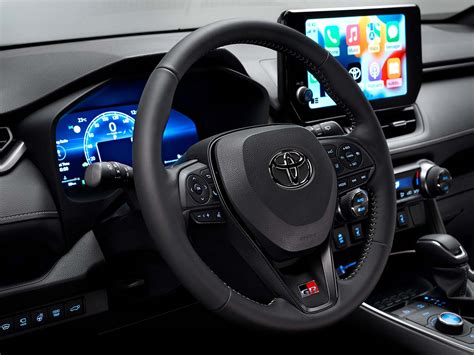 Toyota RAV4 in primo piano con volante