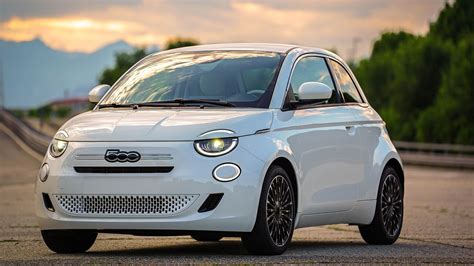 Fiat 500 ibrida in ambiente urbano