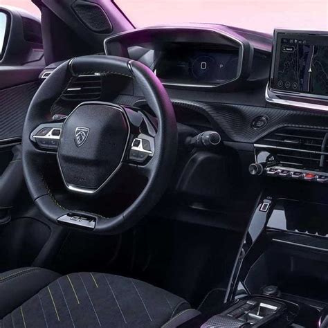 Interni della Peugeot 2008 DKR con il cockpit da gara