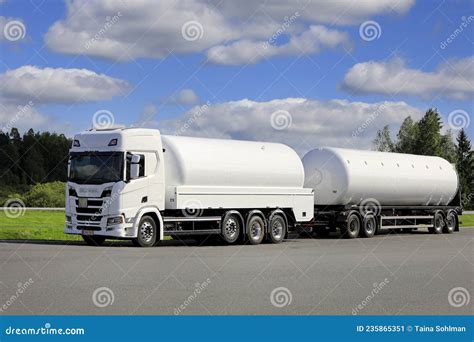 Un camioncino bianco parcheggiato in un cantiere