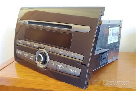 Immagine di un'autoradio Nissan X-Trail con un CD incastrato