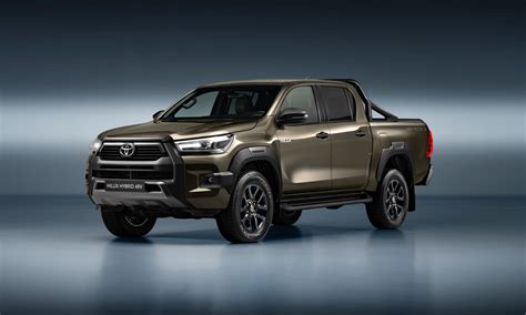 Toyota Hilux in un paesaggio accidentato