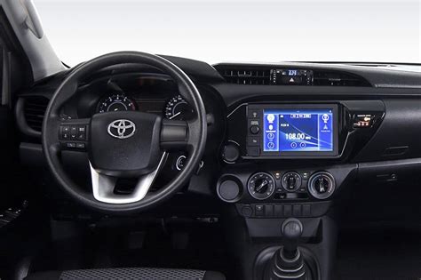 Dettaglio interno Toyota Hilux con schermo multimediale