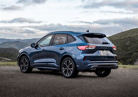 Ford Kuga PHEV in strada