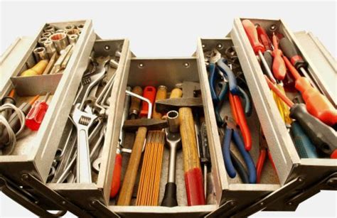 Una persona che apre una cassetta degli attrezzi