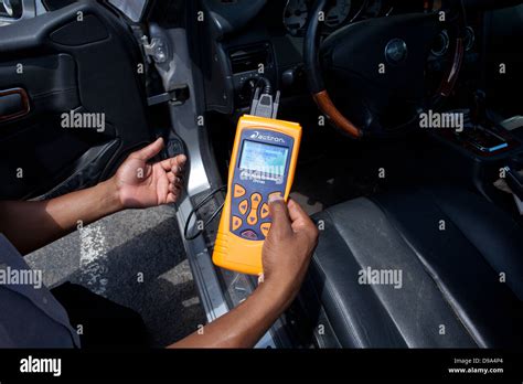 Meccanico che utilizza scanner diagnostico su un'auto