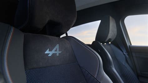 Dettaglio sedili Renault Rafale con logo Alpine illuminato