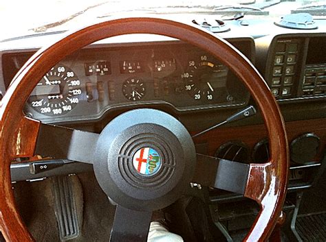 Dashboard dell'Alfa Romeo Alfetta CEM con indicatori specifici