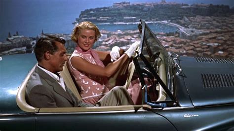 Grace Kelly e Cary Grant in una scena iconica di Caccia al ladro