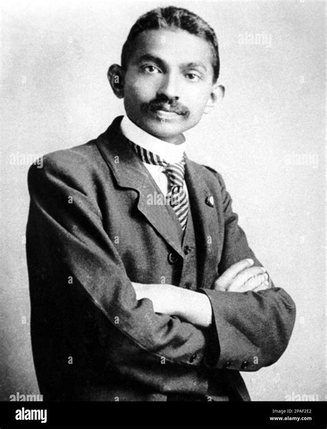 Gandhi in Sudafrica con altri avvocati