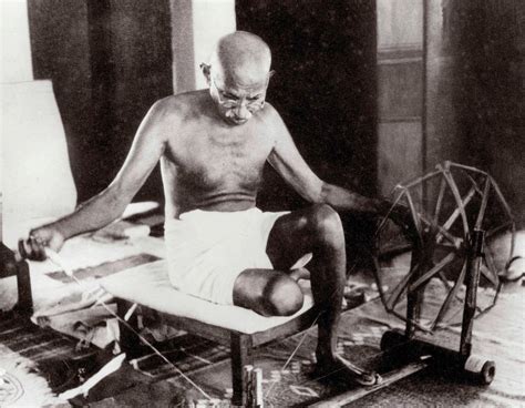 Gandhi con il charka, simbolo dell'autosufficienza indiana