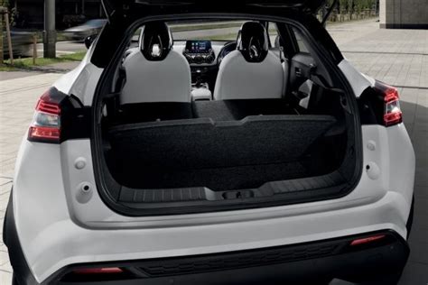 Nissan Juke con bagagliaio aperto e vasca portaoggetti