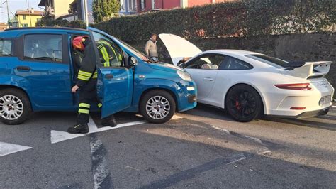 Scontro tra auto in rotonda