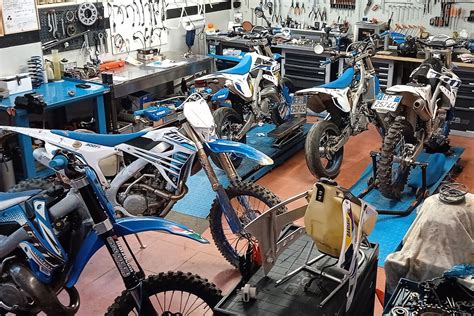 Officina meccanica con moto in riparazione