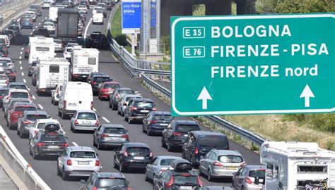 Immagine stilizzata del traffico intenso in autostrada
