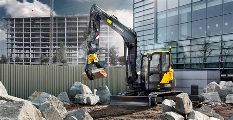 Miniescavatore Volvo in azione