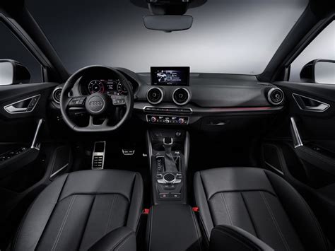 Interni Audi Q2 con schermo digitale