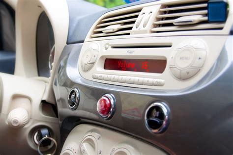 Interno di una Fiat 500 con indicazione della posizione degli airbag
