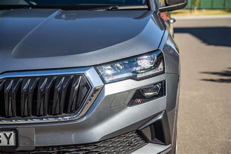 Skoda Karoq con logo anteriore