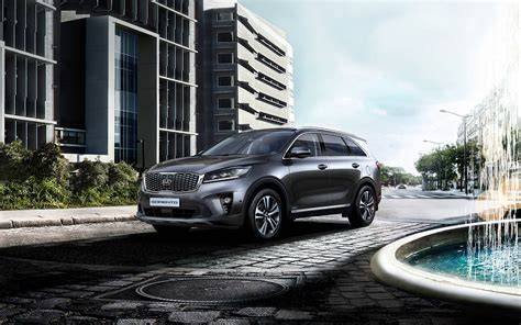 Kia Sorento quarta generazione in un ambiente urbano