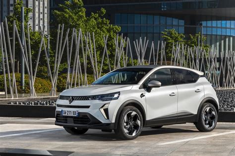 Renault Captur Bianco Nacre parcheggiata in un paesaggio urbano moderno