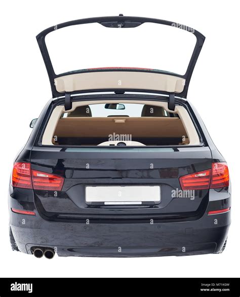 Illustrazione di un bagagliaio aperto di un'auto moderna