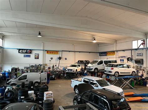 Rappresentazione di un'officina meccanica che effettua una diagnosi su un'auto