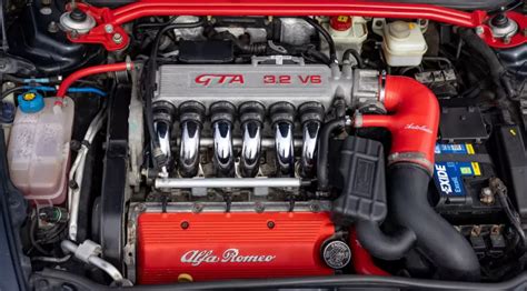 Motore Alfa Romeo con iniettori in evidenza