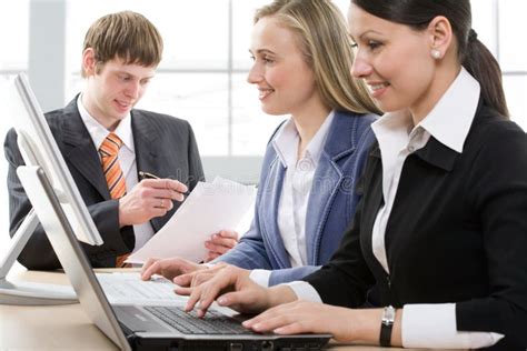 Giovani professionisti al lavoro in un ambiente moderno