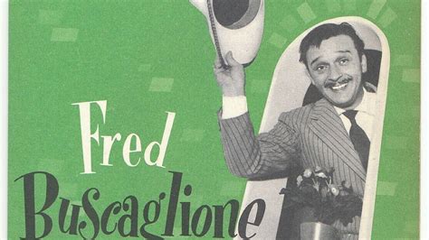 Fred Buscaglione in una tipica posa da artista di spettacolo